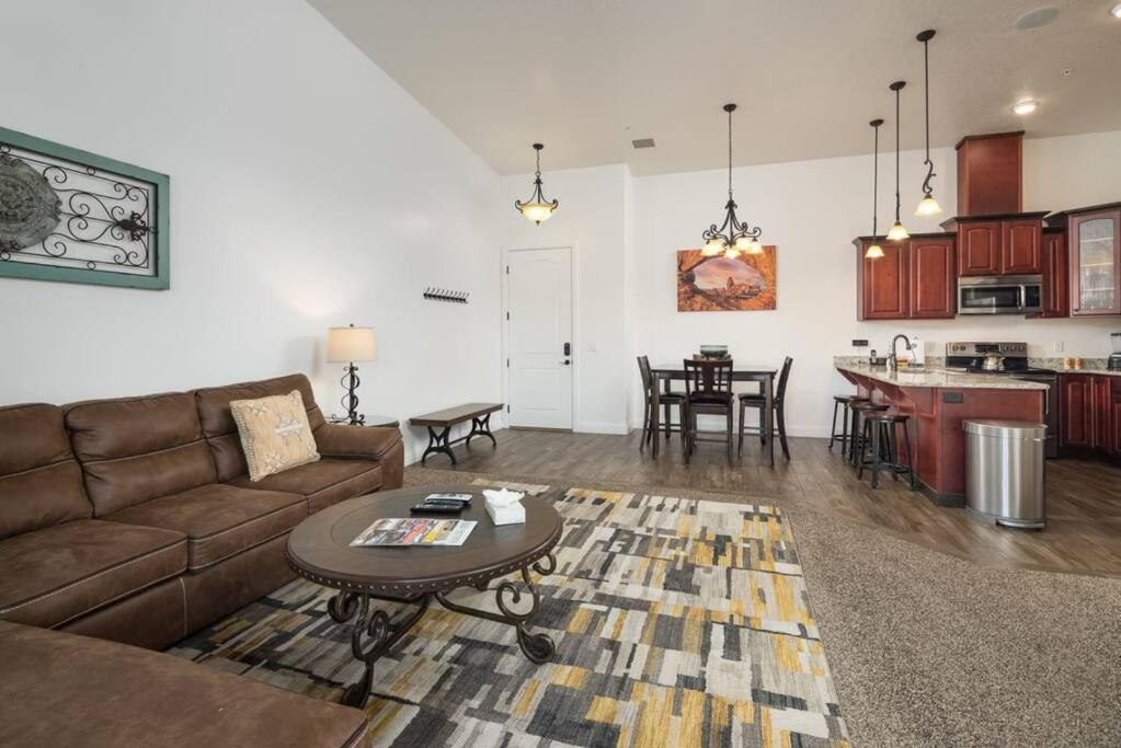 Luxury Downtown Rental - La Dolce Vita Villa #3 모아브 외부 사진