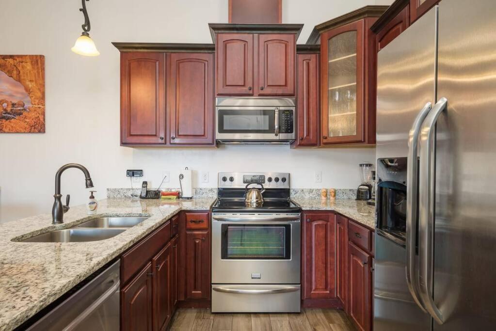 Luxury Downtown Rental - La Dolce Vita Villa #3 모아브 외부 사진